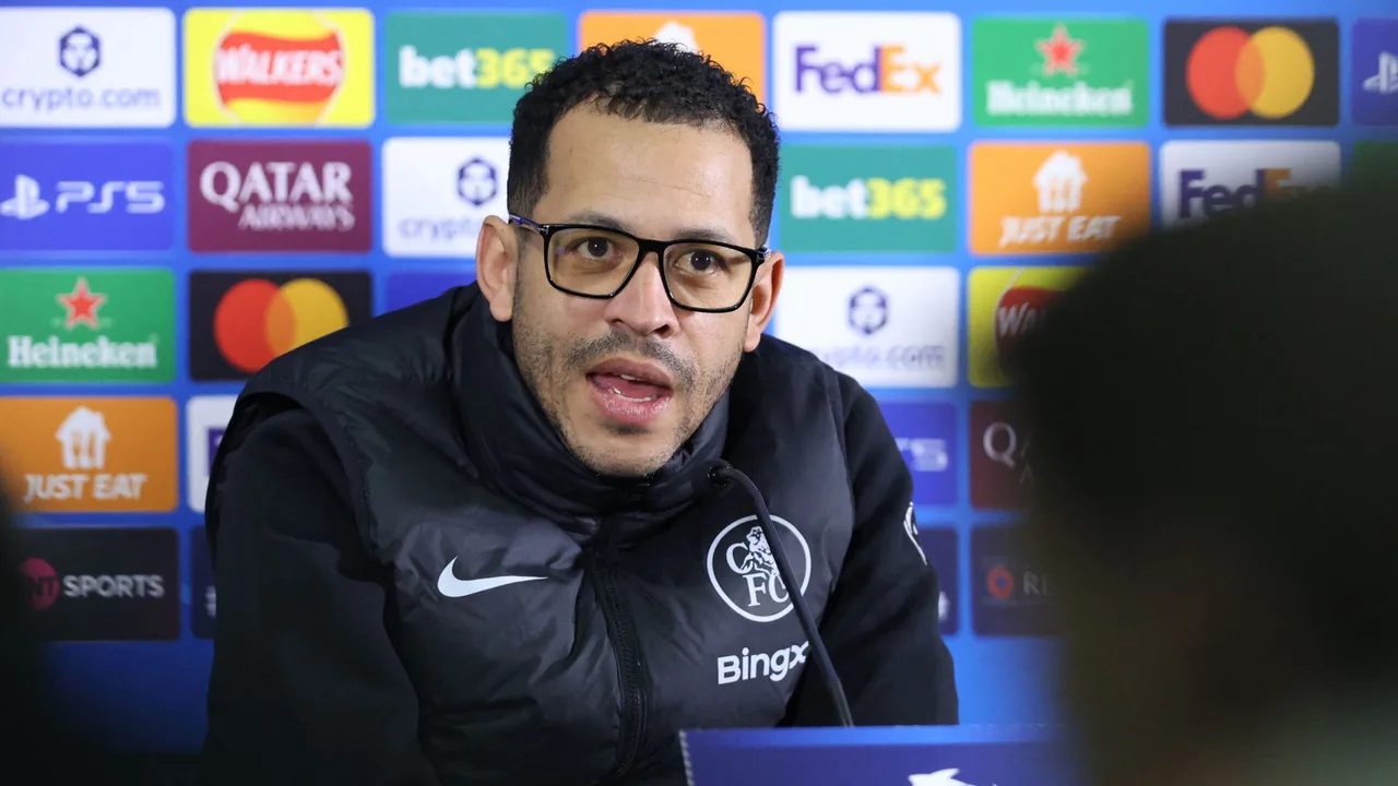 ليام روزينيور يعقد اجتماعاً مع PGMOL عقب واقعة التحكيم أمام نيوكاسل يونايتد